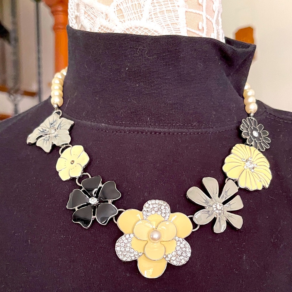 Floral pearl and crystal choker neckace